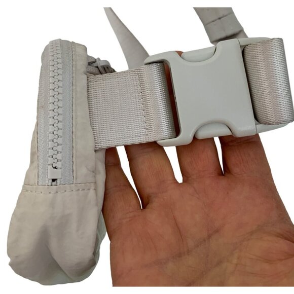 Lululemon Everywhere Beige White Belt Bag Zipper Mesh Pockets  7575 GUC - Picture 11 of 13